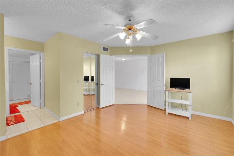 Condo in Sunrise, Florida, 2 bedrooms  № 2081657 - photo 10