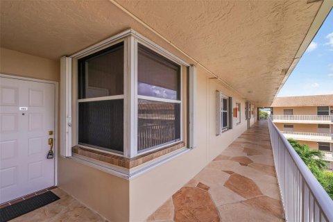 Condo in Sunrise, Florida, 2 bedrooms  № 2081657 - photo 2
