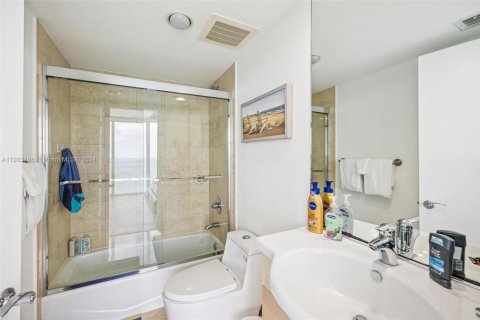 Copropriété à louer à Hallandale Beach, Floride: 3 chambres, 191.84 m2 № 103072 - photo 17