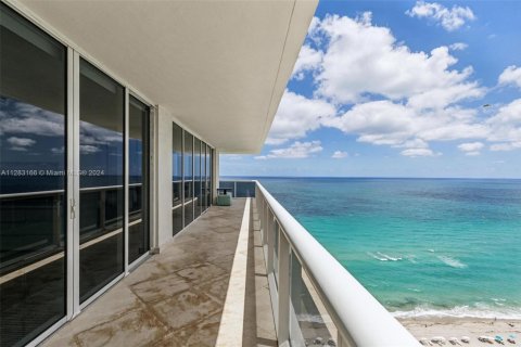 Copropriété à louer à Hallandale Beach, Floride: 3 chambres, 191.84 m2 № 103072 - photo 27