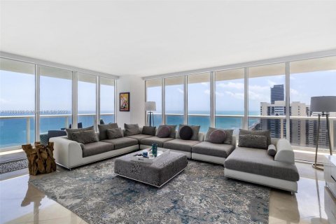 Copropriété à louer à Hallandale Beach, Floride: 3 chambres, 191.84 m2 № 103072 - photo 1