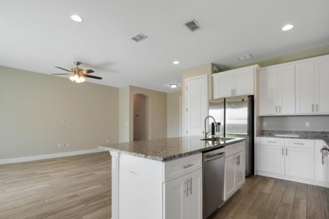 House in Port St. Lucie, Florida 4 bedrooms, 164.72 sq.m. № 2254877 - photo 12