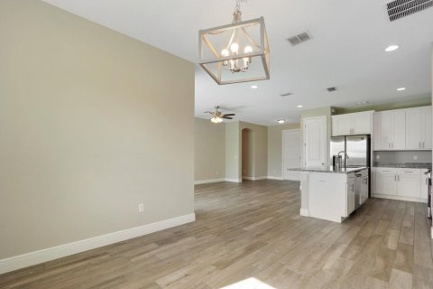 House in Port St. Lucie, Florida 4 bedrooms, 164.72 sq.m. № 2254877 - photo 17