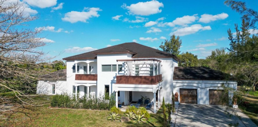House in Miramar, Florida 8 bedrooms, 886.01 sq.m. № 2245430