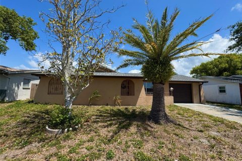 House in Port Richey, Florida 2 bedrooms, 118.17 sq.m. № 1634511 - photo 1