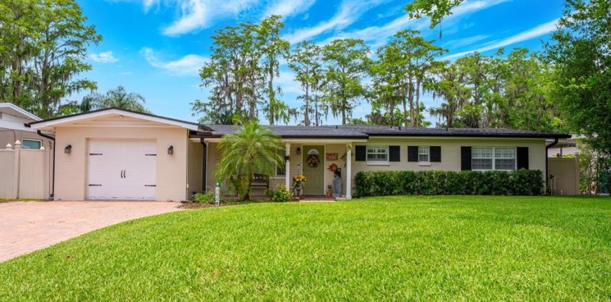 House in Winter Park, Florida 4 bedrooms, 207.82 sq.m. № 1769911