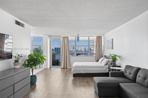 Condominio en alquiler en Sunny Isles Beach, Florida, 1 dormitorio, 87.61 m2 № 2051945 - foto 2