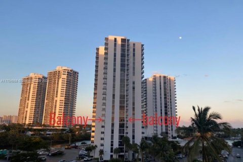 Condominio en alquiler en Aventura, Florida, 2 dormitorios, 112.78 m2 № 1860116 - foto 1