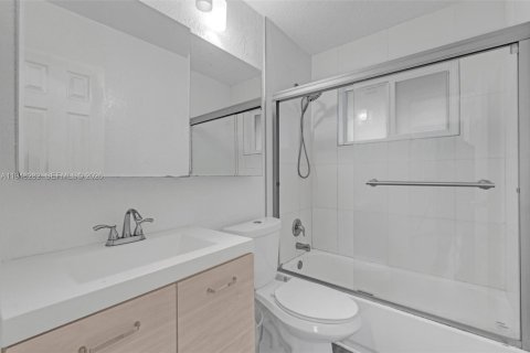 Casa en venta en Deerfield Beach, Florida, 3 dormitorios, 134.8 m2 № 2004474 - foto 13