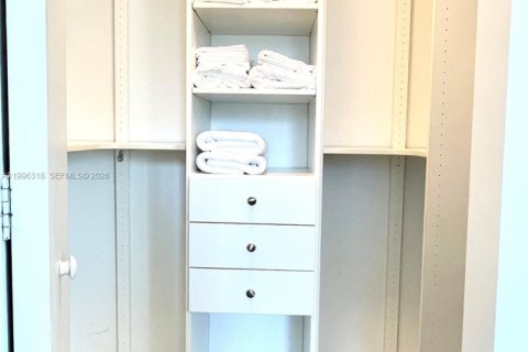 Condo in Miami, Florida  № 2058740 - photo 11