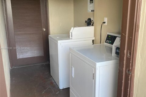 Condo in Hollywood, Florida, 2 bedrooms  № 2028225 - photo 12