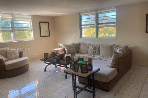 Condo in Hollywood, Florida, 2 bedrooms  № 2028225 - photo 6