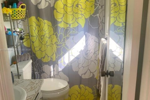 Condo in Hollywood, Florida, 2 bedrooms  № 2028225 - photo 9