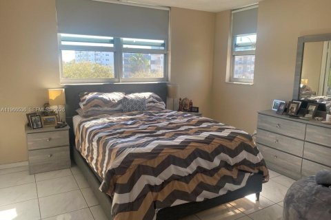 Condo in Hollywood, Florida, 2 bedrooms  № 2028225 - photo 2