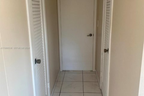 Condo in Hollywood, Florida, 2 bedrooms  № 2028225 - photo 3