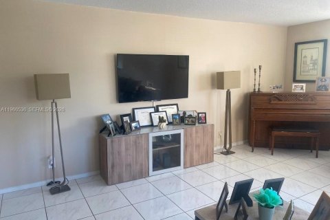 Condo in Hollywood, Florida, 2 bedrooms  № 2028225 - photo 4