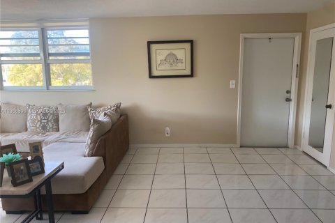 Condo in Hollywood, Florida, 2 bedrooms  № 2028225 - photo 7