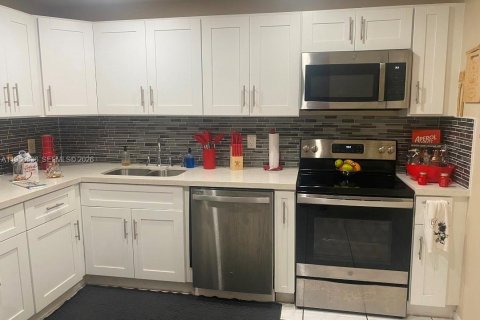 Condo in Hollywood, Florida, 2 bedrooms  № 2028225 - photo 13