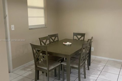 Condo in Hollywood, Florida, 2 bedrooms  № 2028225 - photo 10