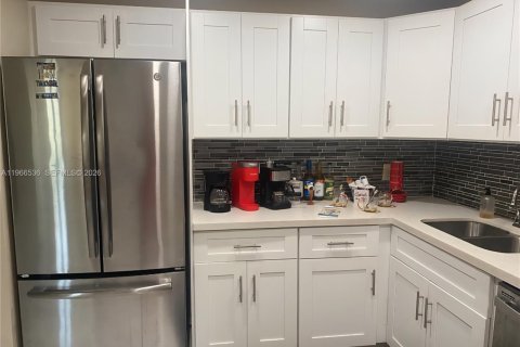 Condo in Hollywood, Florida, 2 bedrooms  № 2028225 - photo 8