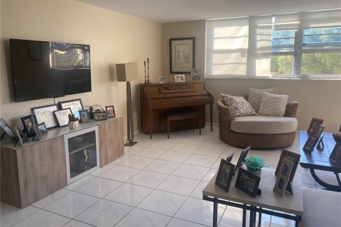 Condo in Hollywood, Florida, 2 bedrooms  № 2028225 - photo 5