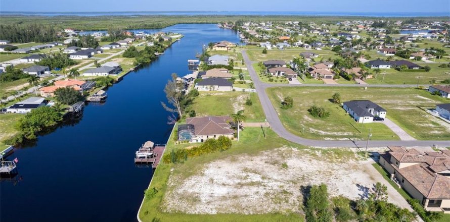Land in Cape Coral, Florida № 1736713