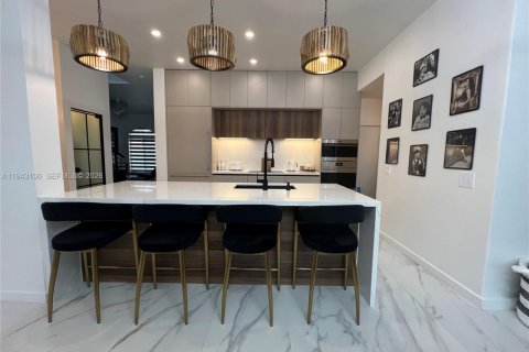 Casa en Pembroke Pines, Florida 3 dormitorios, 193.89 m2 № 1999463