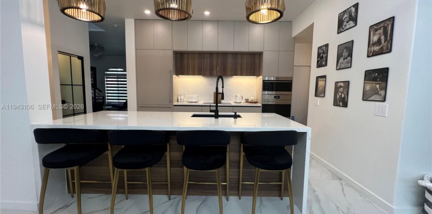 Casa en Pembroke Pines, Florida 3 dormitorios, 193.89 m2 № 1999463