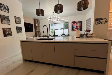 Casa en venta en Pembroke Pines, Florida, 3 dormitorios, 193.89 m2 № 1999463 - foto 3