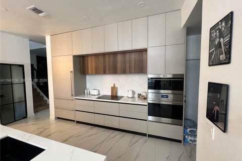 Casa en venta en Pembroke Pines, Florida, 3 dormitorios, 193.89 m2 № 1999463 - foto 2