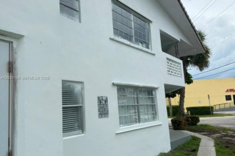 Commercial property in North Miami, Florida № 2082998