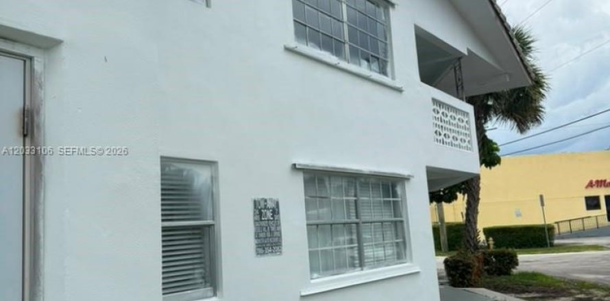 Commercial property in North Miami, Florida № 2082998