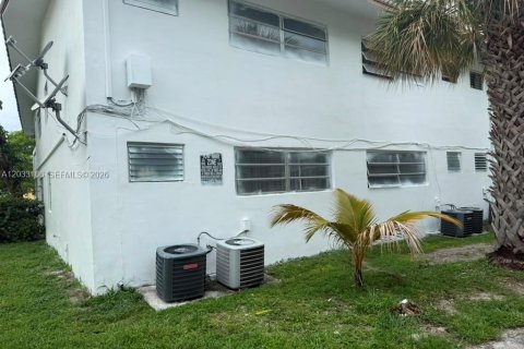 Commercial property in North Miami, Florida № 2082998 - photo 12