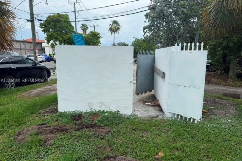 Commercial property in North Miami, Florida № 2082998 - photo 18