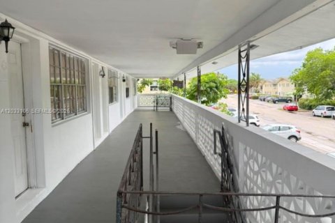 Commercial property in North Miami, Florida № 2082998 - photo 11