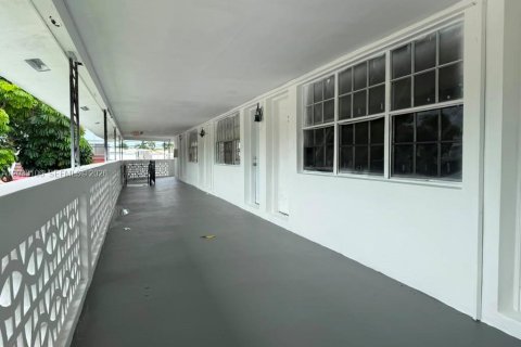 Commercial property in North Miami, Florida № 2082998 - photo 16