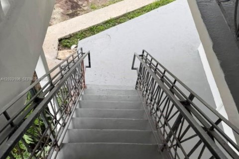 Commercial property in North Miami, Florida № 2082998 - photo 17