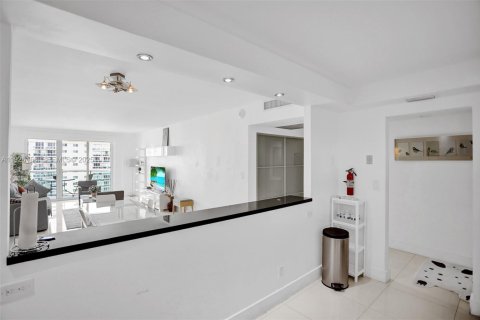 Condo in Sunny Isles Beach, Florida, 2 bedrooms  № 2039251 - photo 24