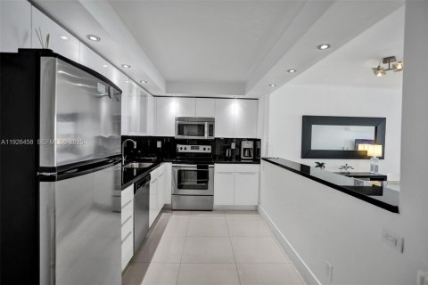 Condo in Sunny Isles Beach, Florida, 2 bedrooms  № 2039251 - photo 23