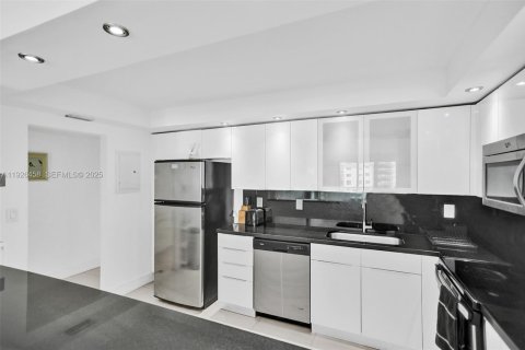 Condo in Sunny Isles Beach, Florida, 2 bedrooms  № 2039251 - photo 22