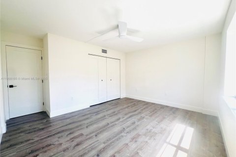 Condo in Miami Beach, Florida, 3 bedrooms  № 2012682 - photo 12