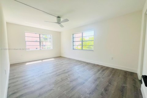 Condo in Miami Beach, Florida, 3 bedrooms  № 2012682 - photo 10