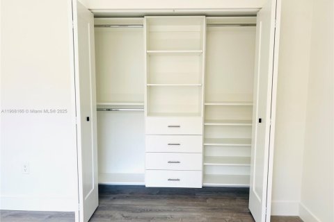 Condo in Miami Beach, Florida, 3 bedrooms  № 2012682 - photo 9