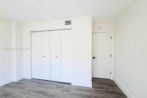 Condo in Miami Beach, Florida, 3 bedrooms  № 2012682 - photo 13