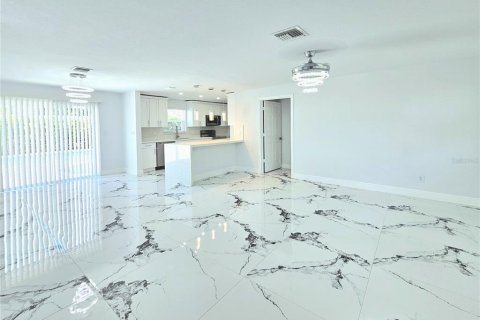 House in Lehigh Acres, Florida 3 bedrooms, 122.82 sq.m. № 1902621 - photo 6