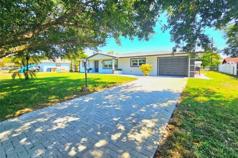 House in Lehigh Acres, Florida 3 bedrooms, 122.82 sq.m. № 1902621 - photo 1