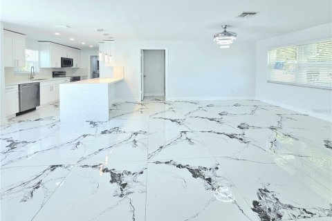 House in Lehigh Acres, Florida 3 bedrooms, 122.82 sq.m. № 1902621 - photo 7