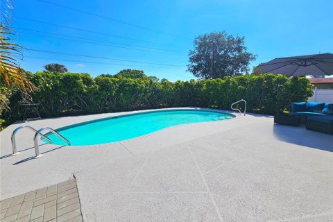 House in Lehigh Acres, Florida 3 bedrooms, 122.82 sq.m. № 1902621 - photo 3