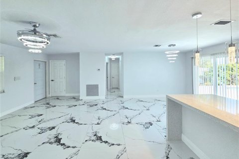 House in Lehigh Acres, Florida 3 bedrooms, 122.82 sq.m. № 1902621 - photo 12