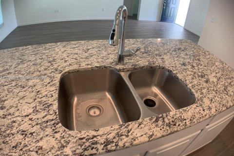 Снять в аренду виллу или дом в Порт-Сент-Луси, Флорида 3 спальни, 130.99м2, № 2065201 - фото 21